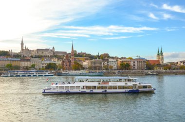 Budapeşte, Macaristan - 6 Kasım 2019: Budapeşte, Macaristan 'ın güzel şehri. Balıkçı Kalesi ve arka plandaki tarihi merkez. Önünde turist teknesi olan Tuna Nehri.