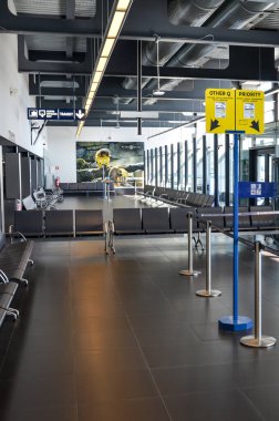 Charleroi, Brüksel, Belçika - 17 Mart 2020: Belçika havaalanındaki boş havaalanı. İnsansız bir kapı. Coronavirüs salgınından dolayı seyahat kısıtlaması. COVID-19 kapatıldı. Uçuşlar iptal edildi.