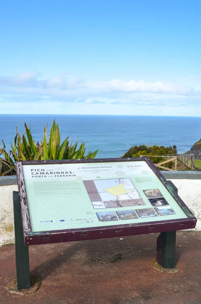 Pico Das Camarinhasの情報サイン視点 ポンタフェラーリア アゾレス諸島 ポルトガル 背景に青い大西洋の海と崖 垂直写真 — ストック写真