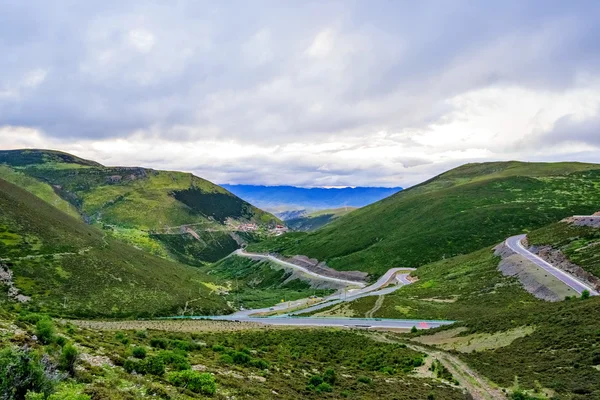 Highland road to Daocheng, China — Stock Photo, Image