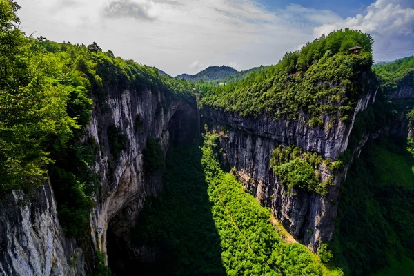 大きな緑の崖 — ストック写真