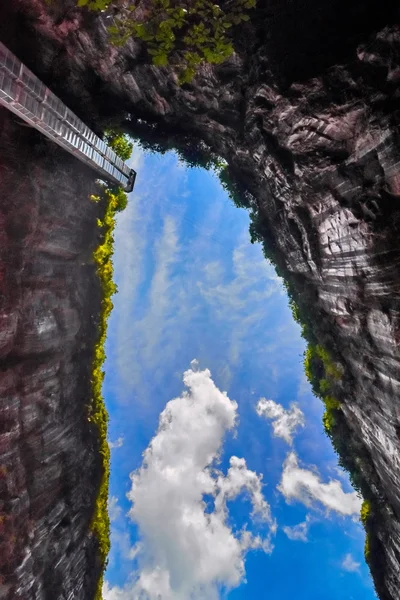 Wulong καρστικών ασβεστόλιθων βραχώδεις σχηματισμούς στο Longshui φαράγγι Difeng, ένα σημαντικό συστατικό μέρος της Wulong καρστικών παγκόσμιας φυσικής κληρονομιάς. Κίνα — Φωτογραφία Αρχείου
