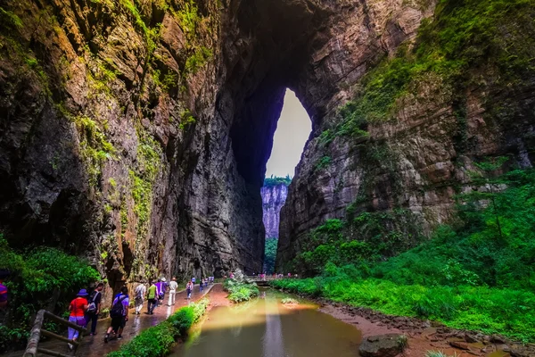 Wulong Karst limestone rock formations in Longshui Gorge Difeng, an important constituent part of the Wulong Karst World Natural Heritage. China — Stock Photo, Image