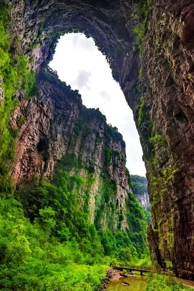 Wulong Karst limestone rock formations in Longshui Gorge Difeng, an important constituent part of the Wulong Karst World Natural Heritage. China — Stock Photo, Image