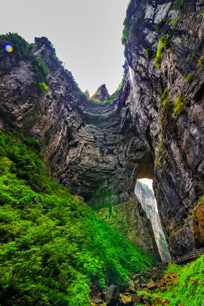 Wulong Karst limestone rock formations in Longshui Gorge Difeng, an important constituent part of the Wulong Karst World Natural Heritage. China — Stock Photo, Image