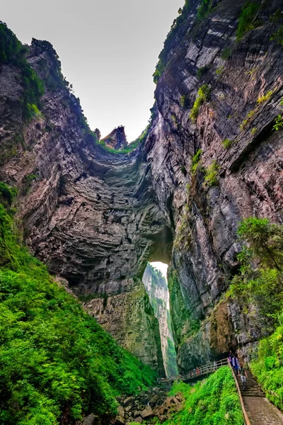 Wulong krasové vápencové skalní útvary v Longshui rokli Difeng, tvoří důležitou součást Wulong kras světového přírodního dědictví. Čína — Stock fotografie