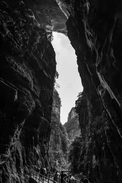 Wulong krasové vápencové skalní útvary v Longshui rokli Difeng, tvoří důležitou součást Wulong kras světového přírodního dědictví. Čína — Stock fotografie