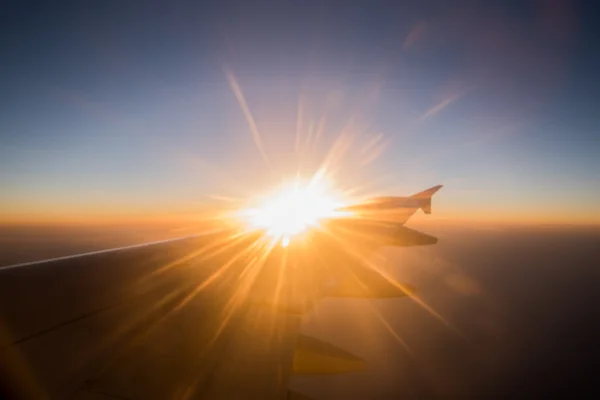 Vuelo nocturno en el cielo crepuscular, vista increíble desde el plano de la ventana . —  Fotos de Stock