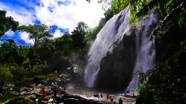 Khlong Lan vodopád — Stock video