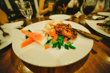 Ana yemek sığır eti yemek - dana biftek, patates ve salata ile lezzetli akşam yemeği