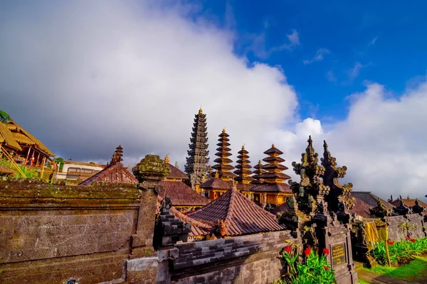 Храм Таман Аюн (Бали, Индонезия) в прекрасный солнечный день — стоковое фото
