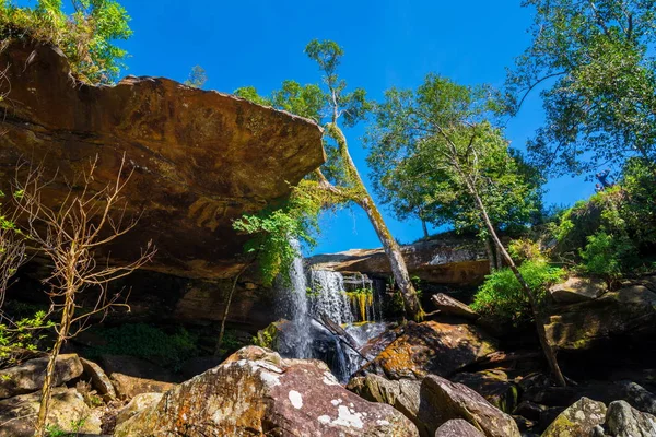 Wunderschöner tropischer Regenwald-Wasserfall im tiefen Wald, Phu Kradueng Nationalpark, Thailand — Stockfoto