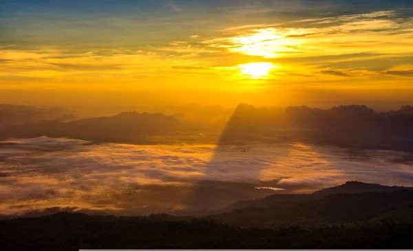 Восход солнца в горах — стоковое фото