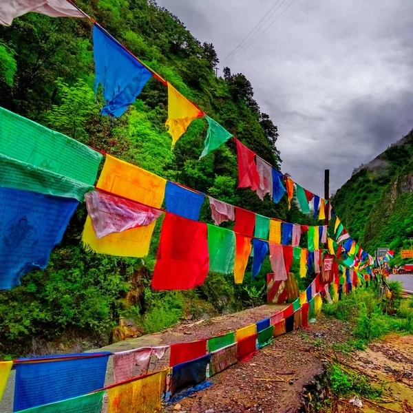 Highland road para Daocheng, China — Fotografia de Stock