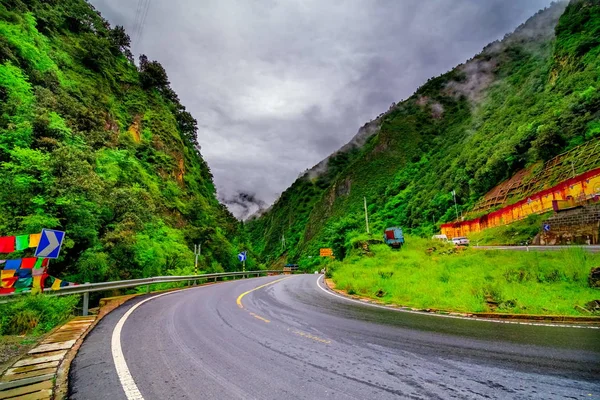 Highland road to Daocheng, China — Stock Photo, Image