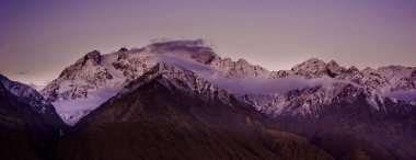 Güzel bulutlu gün doğumu Dağlarda kar sırtı ile