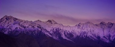 Güzel bulutlu gün doğumu Dağlarda kar sırtı ile