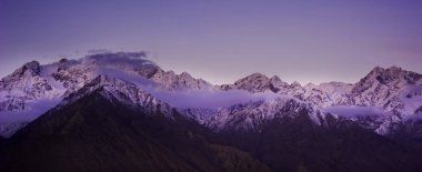 Güzel bulutlu gün doğumu Dağlarda kar sırtı ile