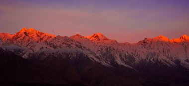 Güzel bulutlu gün doğumu Dağlarda kar sırtı ile