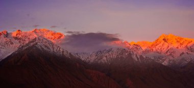 Güzel bulutlu gün doğumu Dağlarda kar sırtı ile