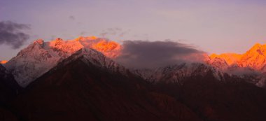 Güzel bulutlu gün doğumu Dağlarda kar sırtı ile