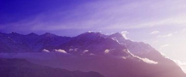 Güzel bulutlu gün doğumu Dağlarda kar sırtı ile