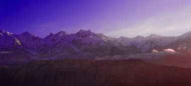 Güzel bulutlu gün doğumu Dağlarda kar sırtı ile