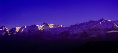 Güzel bulutlu gün doğumu Dağlarda kar sırtı ile