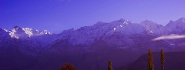 Güzel bulutlu gün doğumu Dağlarda kar sırtı ile