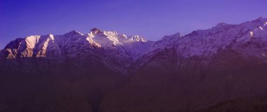 Güzel bulutlu gün doğumu Dağlarda kar sırtı ile