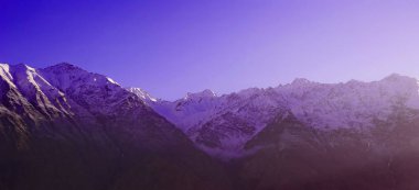 Güzel bulutlu gün doğumu Dağlarda kar sırtı ile