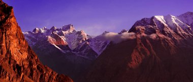 Güzel bulutlu gün doğumu Dağlarda kar sırtı ile