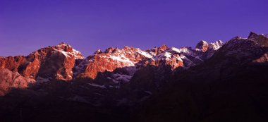 Güzel bulutlu gün doğumu Dağlarda kar sırtı ile