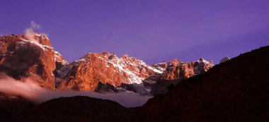 Güzel bulutlu gün doğumu Dağlarda kar sırtı ile
