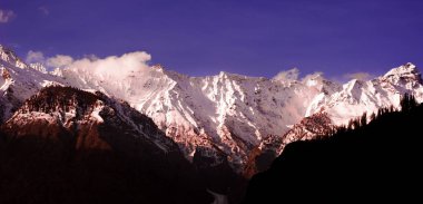 Güzel bulutlu gün doğumu Dağlarda kar sırtı ile