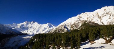 Güzel bulutlu gün doğumu Dağlarda kar sırtı ile