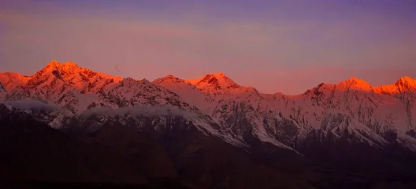 Beau lever de soleil nuageux dans les montagnes avec crête de neige — Photo