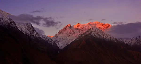 Prachtige bewolkte zonsopgang in de bergen met sneeuwrug — Stockfoto
