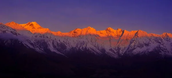 Hermoso amanecer nublado en las montañas con cresta de nieve — Foto de Stock