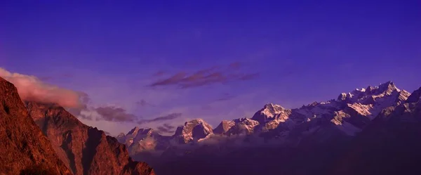 Gyönyörű felhős napfelkelte a hegyekben hógerinc — Stock Fotó
