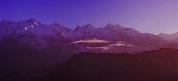 Beau lever de soleil nuageux dans les montagnes avec crête de neige — Photo