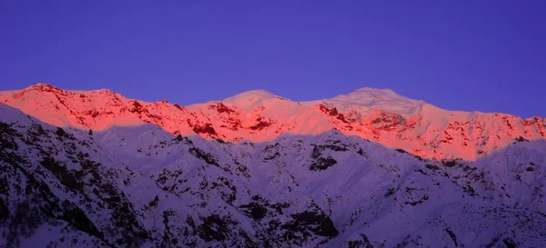 Hermoso amanecer nublado en las montañas con cresta de nieve — Foto de Stock