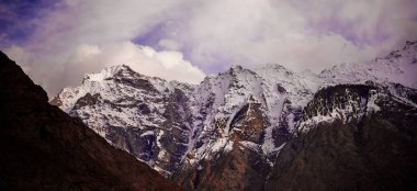 Güzel bulutlu gün doğumu Dağlarda kar sırtı ile