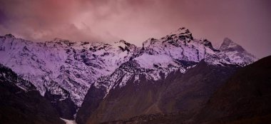 Güzel bulutlu gün doğumu Dağlarda kar sırtı ile