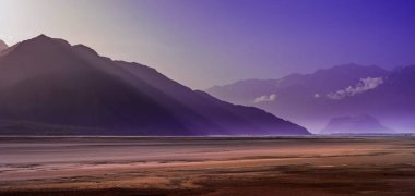 Güzel bulutlu gün doğumu Dağlarda kar sırtı ile