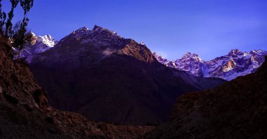Güzel bulutlu gün doğumu Dağlarda kar sırtı ile