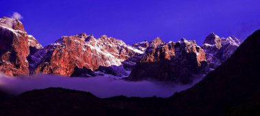 Güzel bulutlu gün doğumu Dağlarda kar sırtı ile