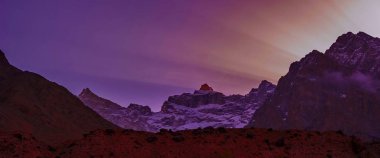 Güzel bulutlu gün doğumu Dağlarda kar sırtı ile