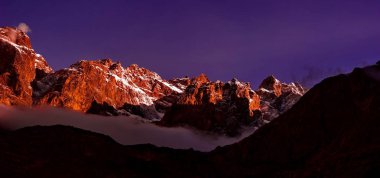 Güzel bulutlu gün doğumu Dağlarda kar sırtı ile