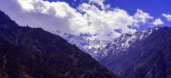 Hermoso amanecer nublado en las montañas con cresta de nieve —  Fotos de Stock